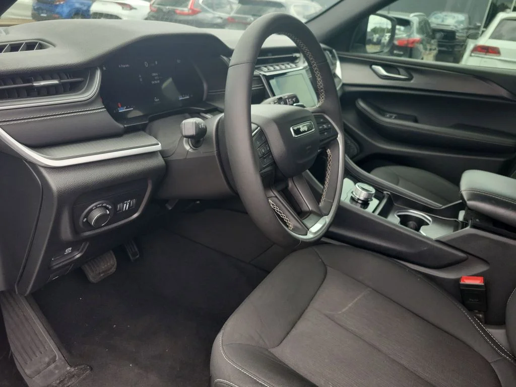 Used 2025 White Jeep Laredo image 14