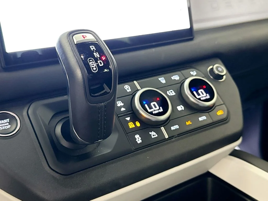 Used 2025 Black Land Rover X-Dynamic SE image 17