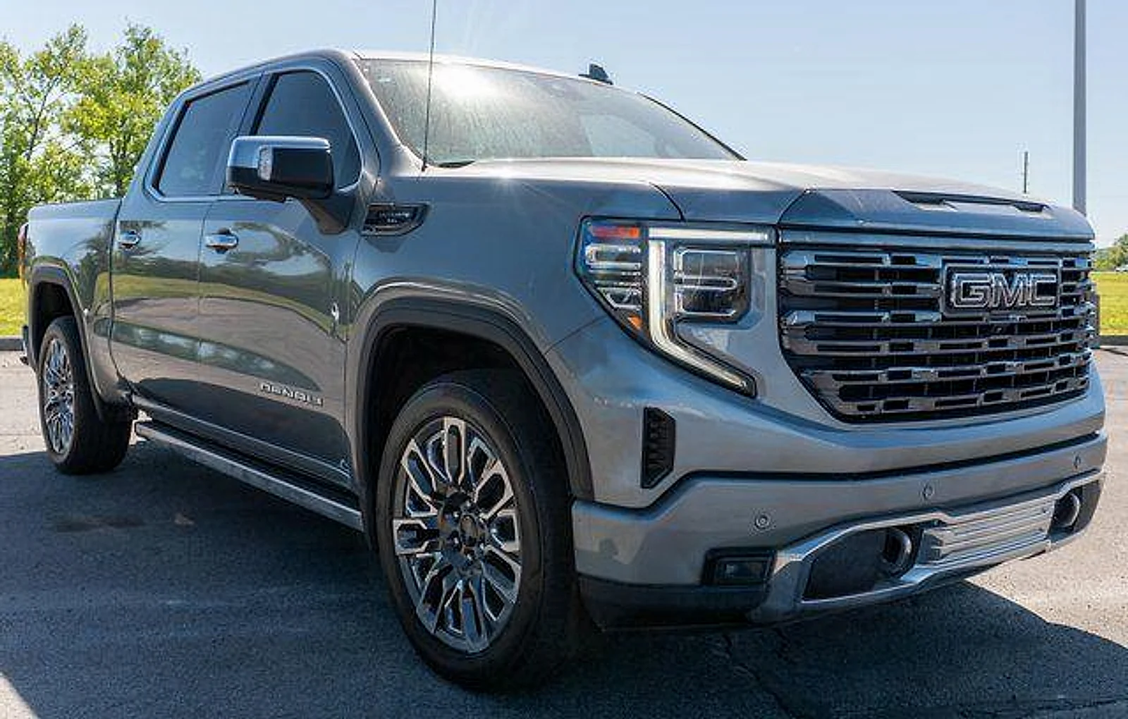 Used 2023  GMC Denali Ultimate image 4