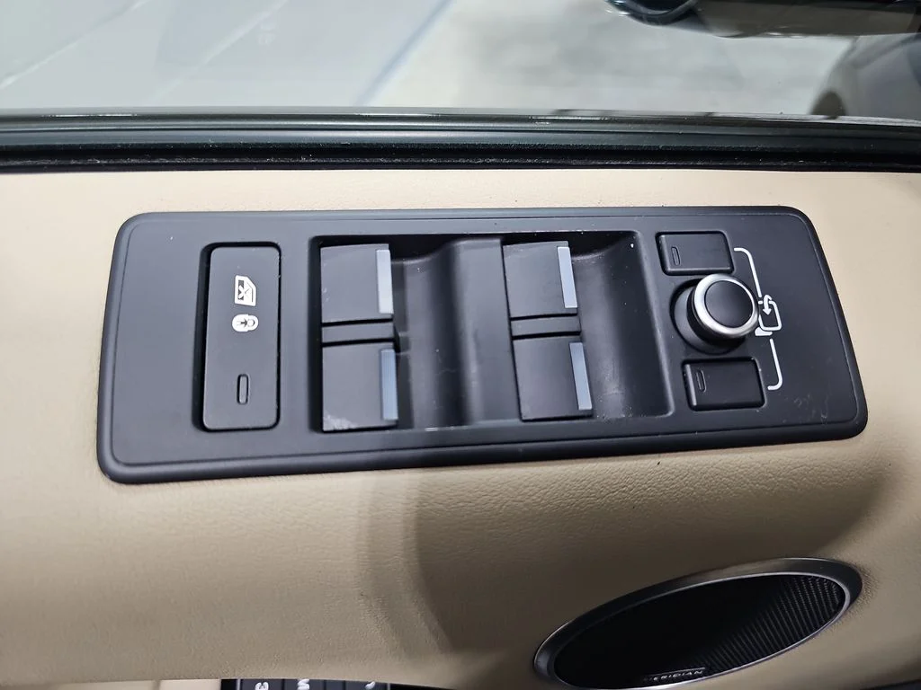 Used 2016 Blue Land Rover HSE Td6 image 30