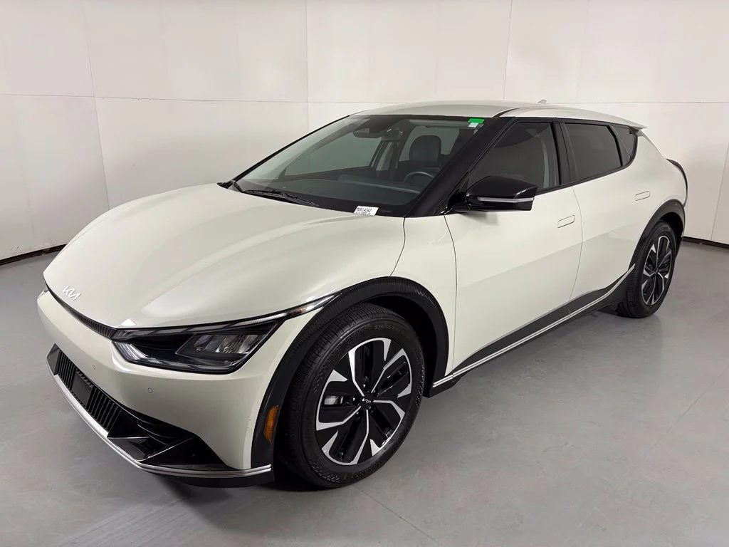 Used 2023 White Kia Wind image 4