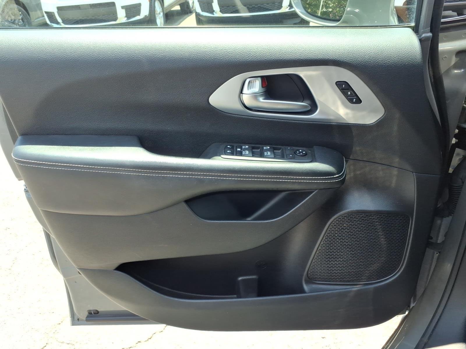 Used 2021 Ceramic Gray Clearcoat Chrysler Touring L image 29