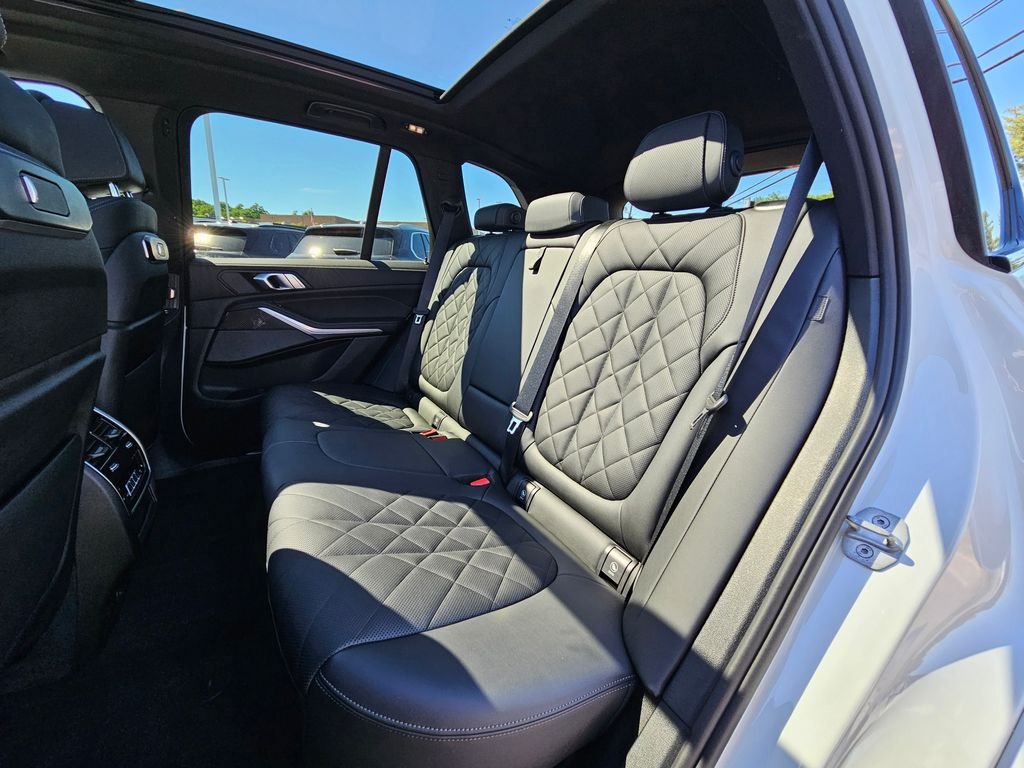 Certified Used 2025 Alpine White BMW M60i image 22