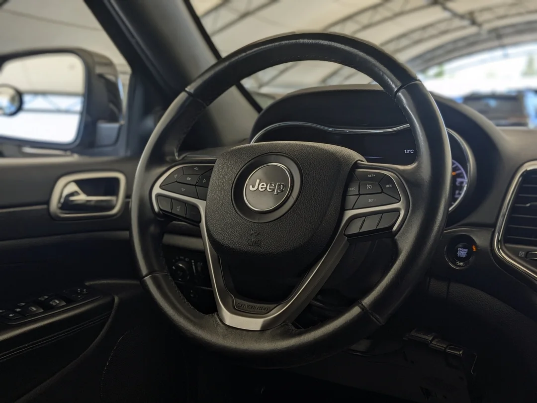 Used 2018 Black Jeep Laredo - - 4x4 - 3.6L Pentastar V6 - Quadra-Trac I 4x4 - Keyless Go - ParkView & ParkSense & More! image 16