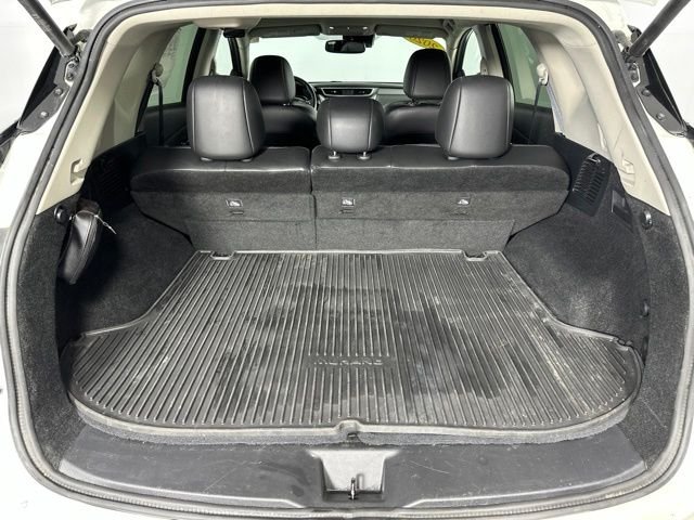 Used 2020 White Nissan SL image 29