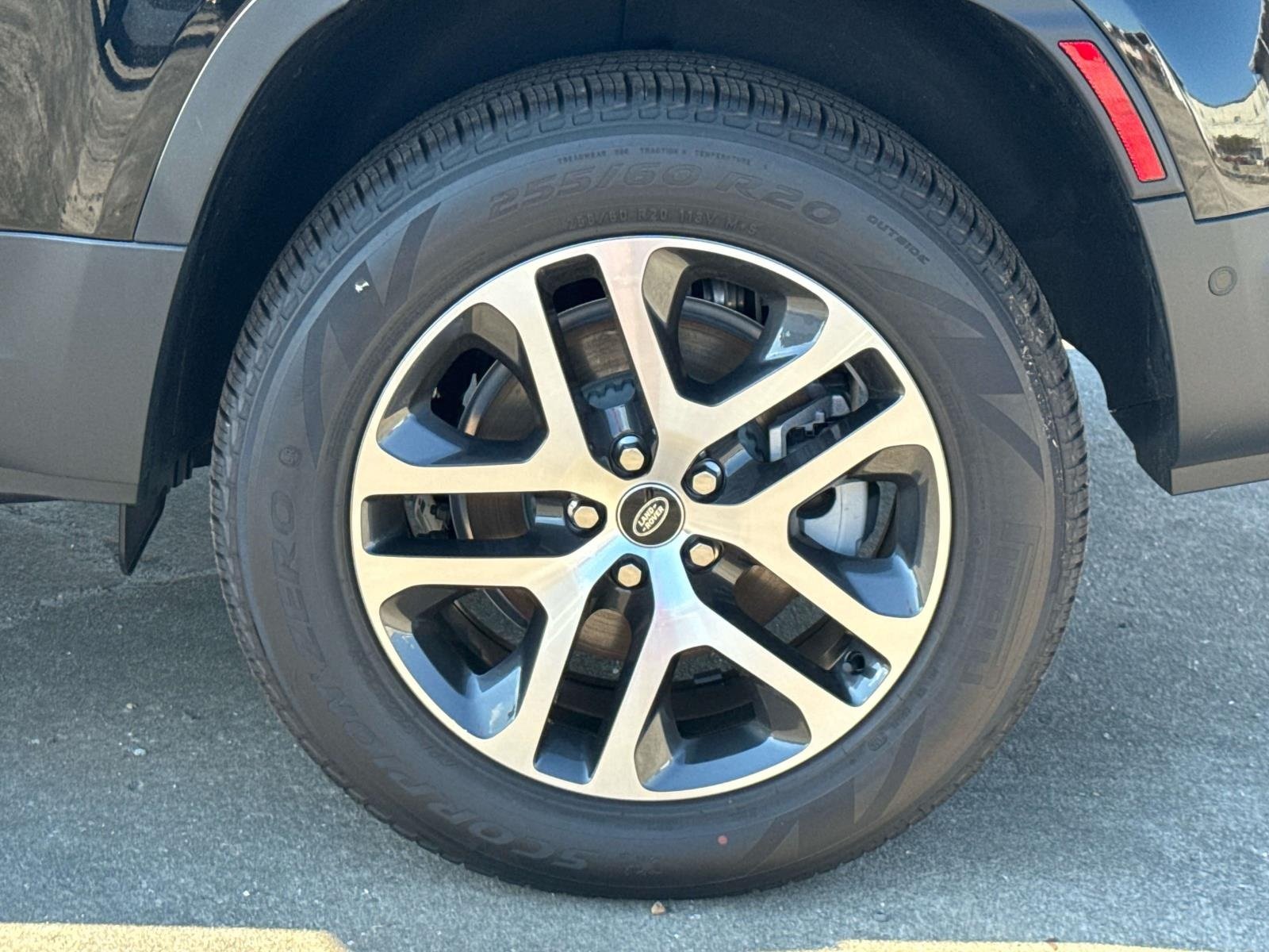 2025 Land Rover Defender 130 S photo 3