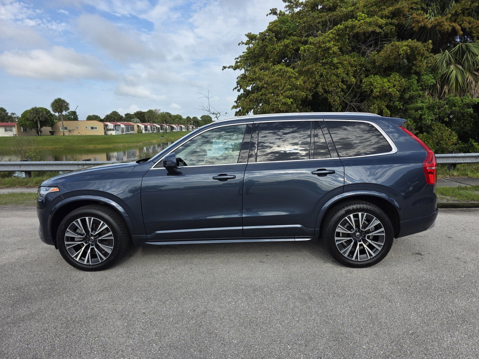 Used 2022 Denim Blue Metallic Volvo Momentum image 7