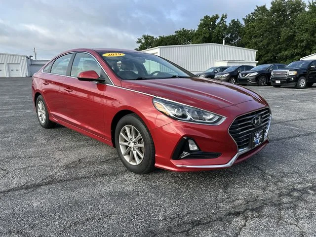 Used 2019 Red Hyundai SE image 11