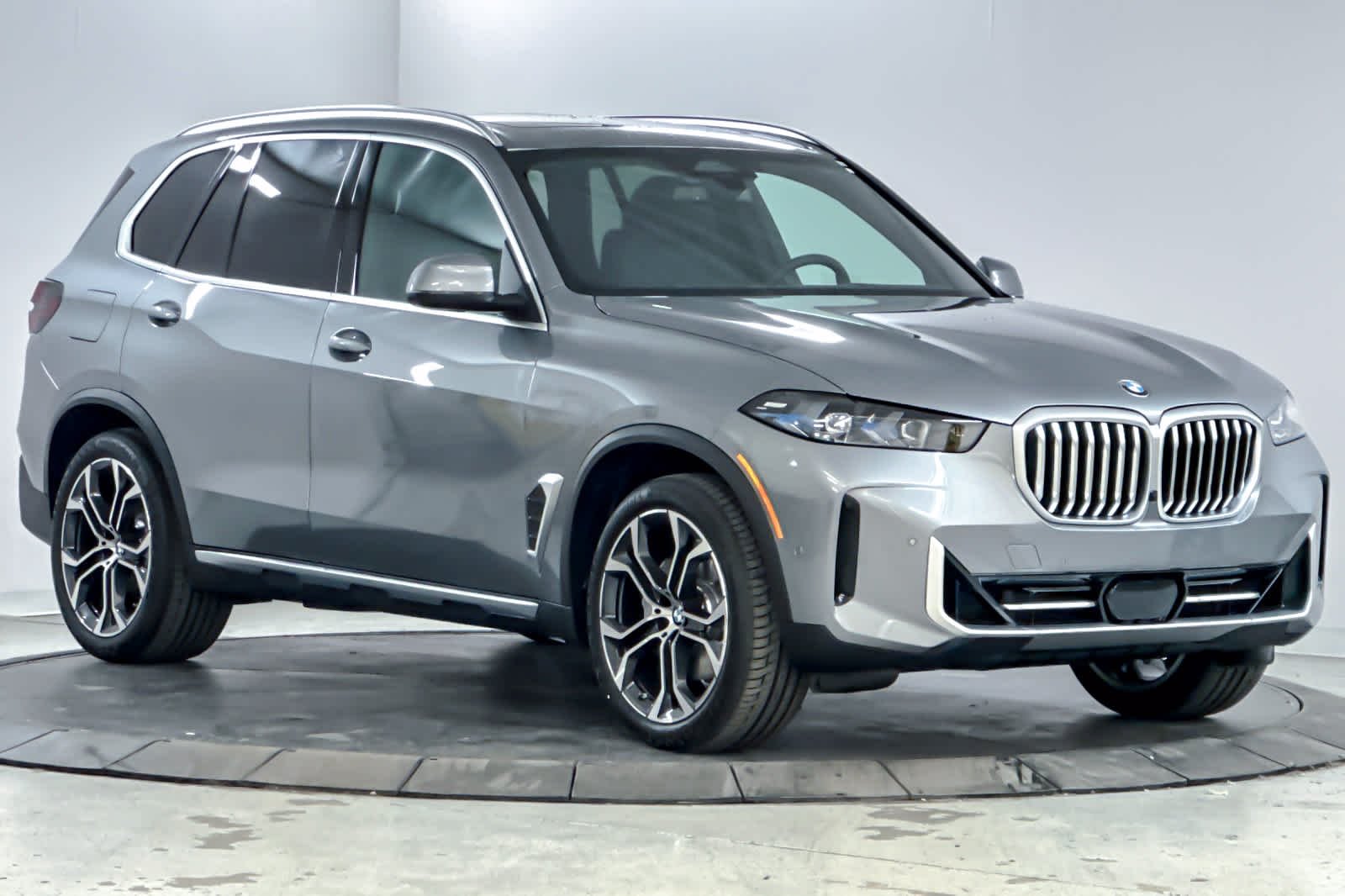 Used 2026 Skyscraper Grey Metallic BMW xDrive40i image 9