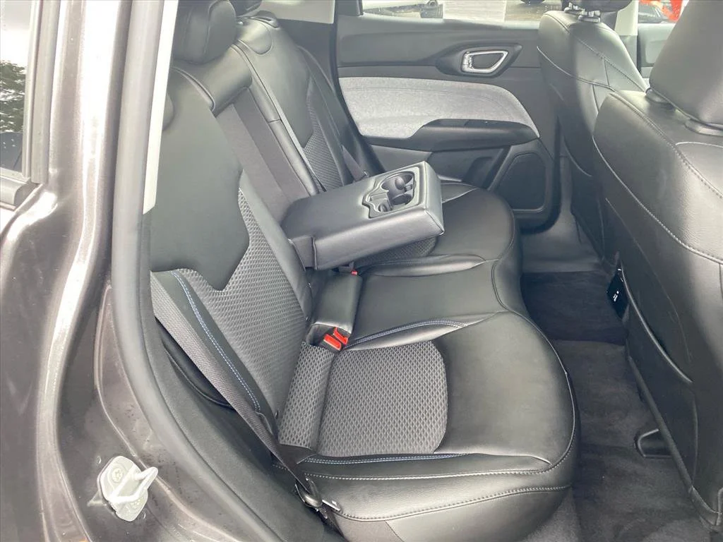 Used 2022 Granite Crystal Metallic Clearcoat Jeep Latitude image 26