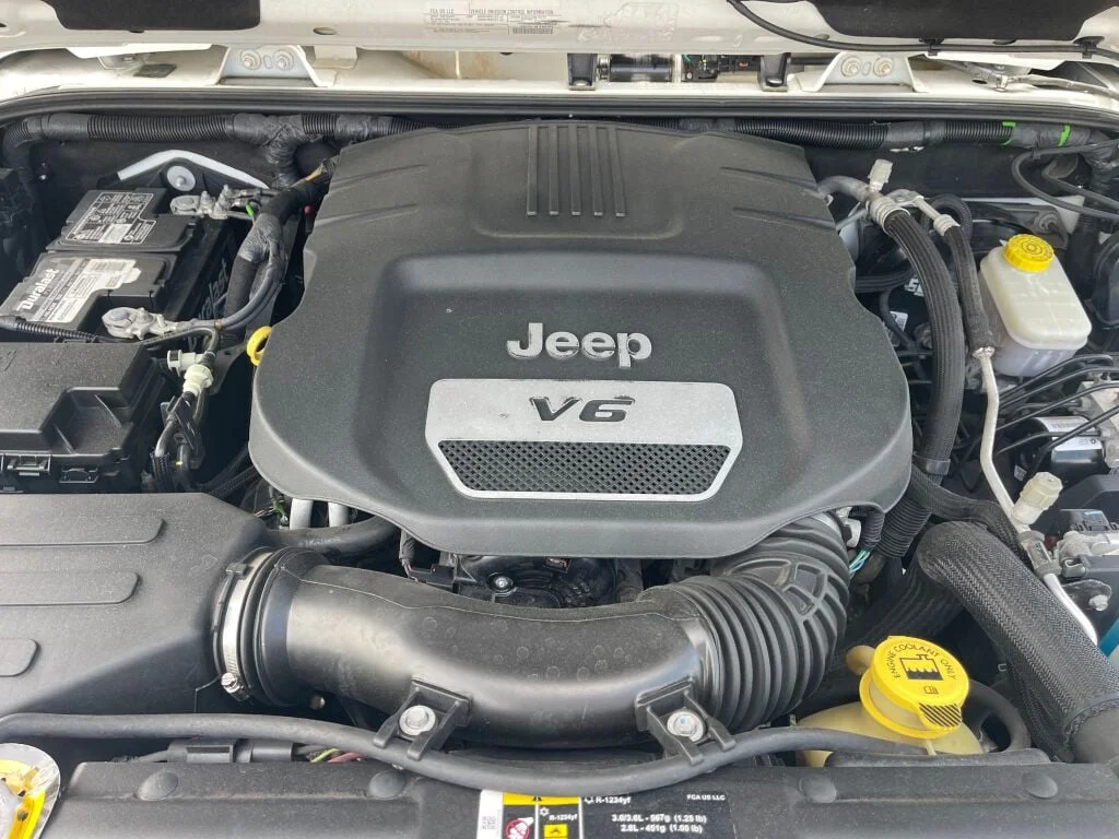 Certified Used 2018 Bright White Jeep Rubicon image 32