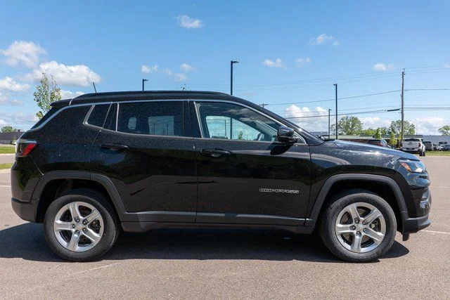 Used 2023 Black Jeep Latitude image 5
