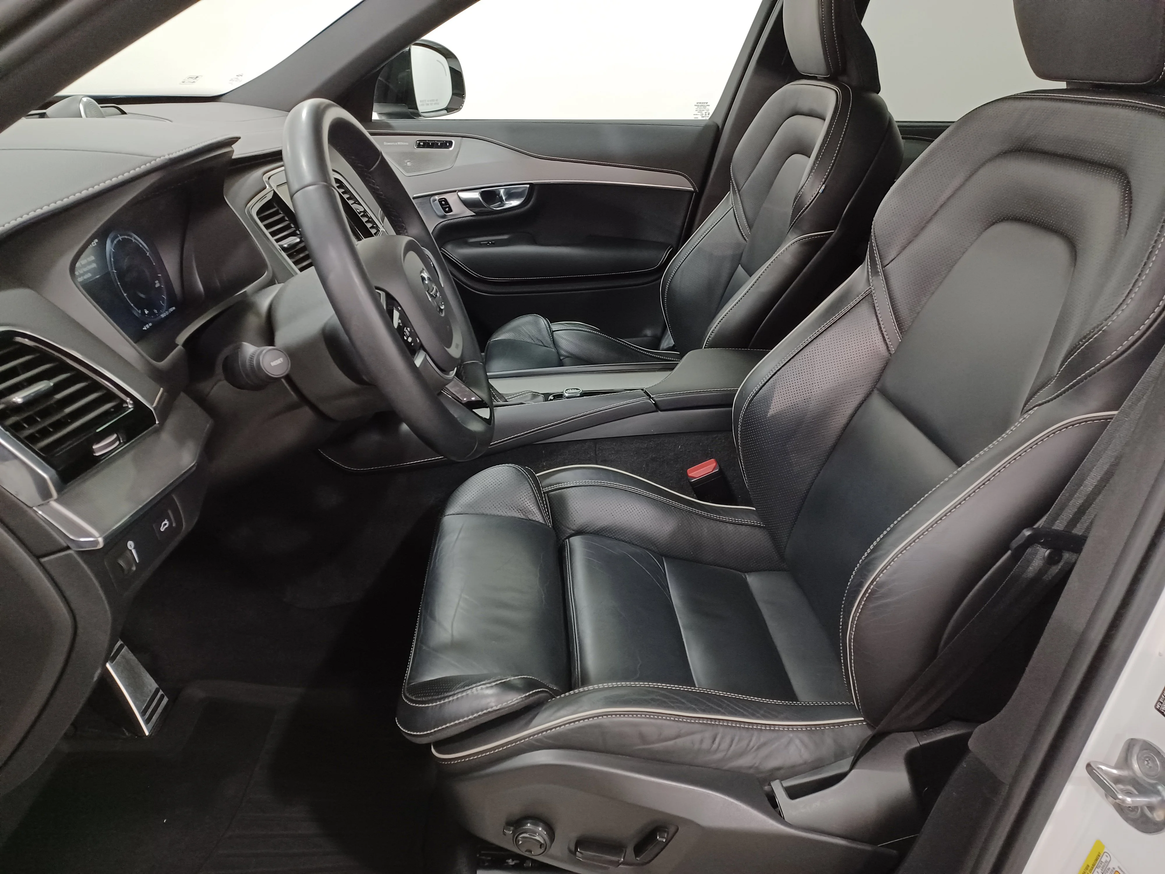 Certified Used 2022 Ice White Volvo T6 R-Design* 7 Pass | Adaptive Cruise | Heads Up Dsp | Nav | 360 Cam | Pano Roof | Htd Wheel image 10
