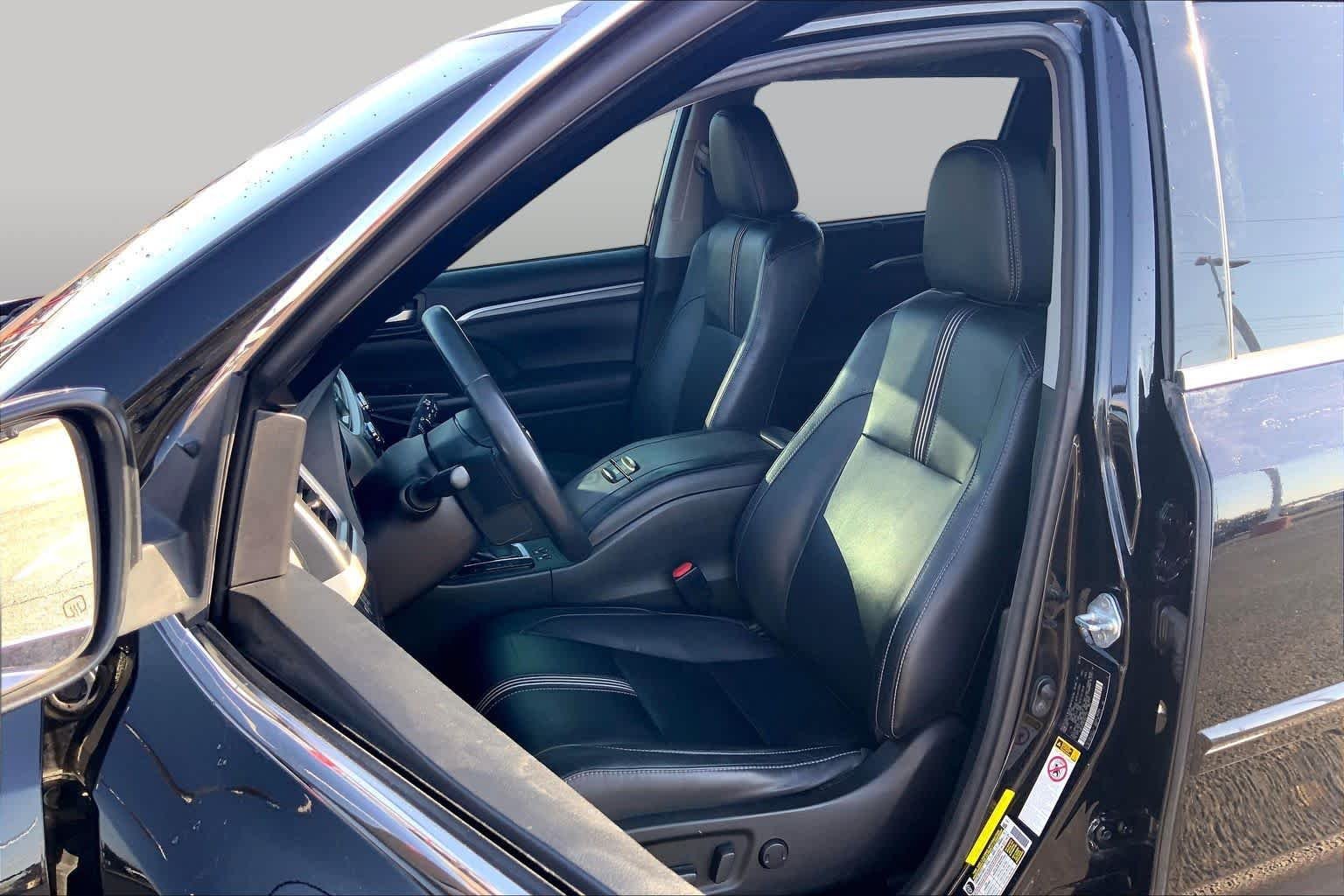 Used 2018 Midnight Black Metallic Toyota XLE image 8