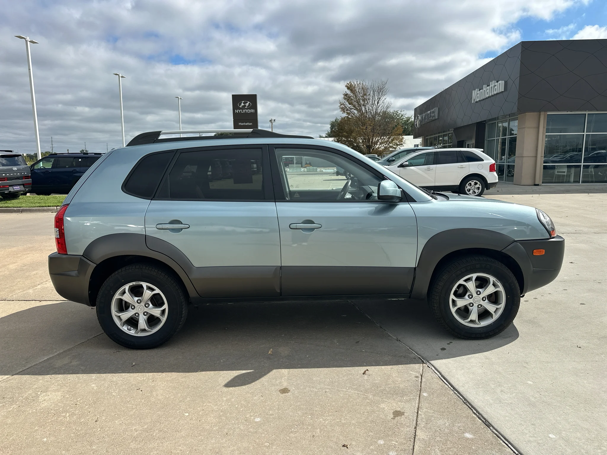 Used 2009 Desert Sage Metallic Hyundai SE image 12