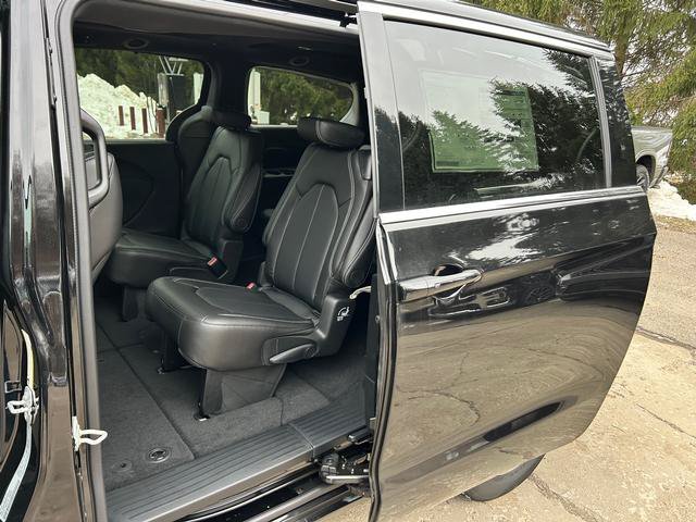 2026 Chrysler Pacifica Select - Photo 9
