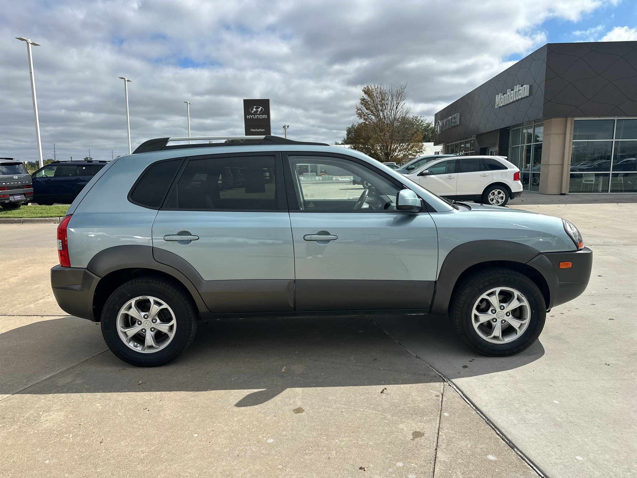 Used 2009 Desert Sage Metallic Hyundai SE image 12