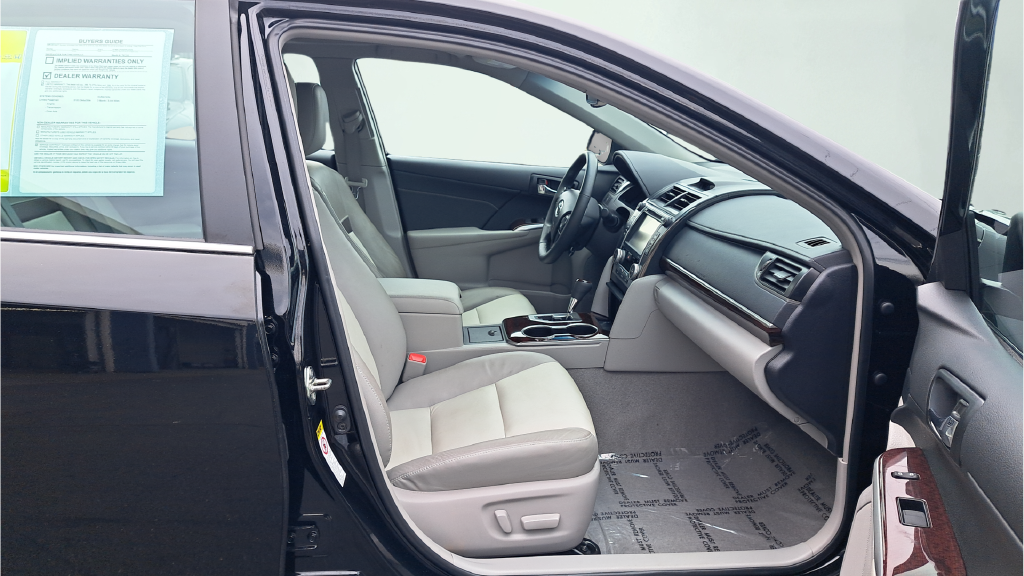 Used 2014 Black Toyota XLE image 16