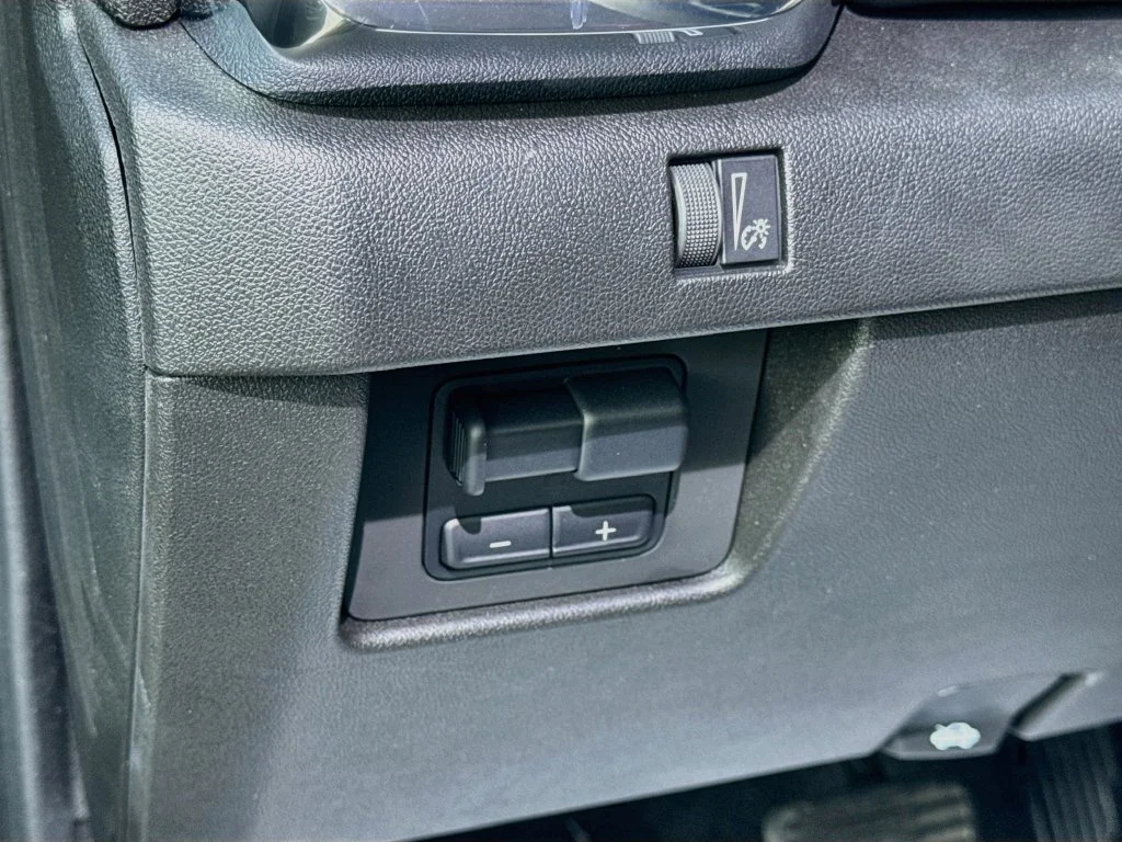 Used 2025 Brown GMC Elevation image 11