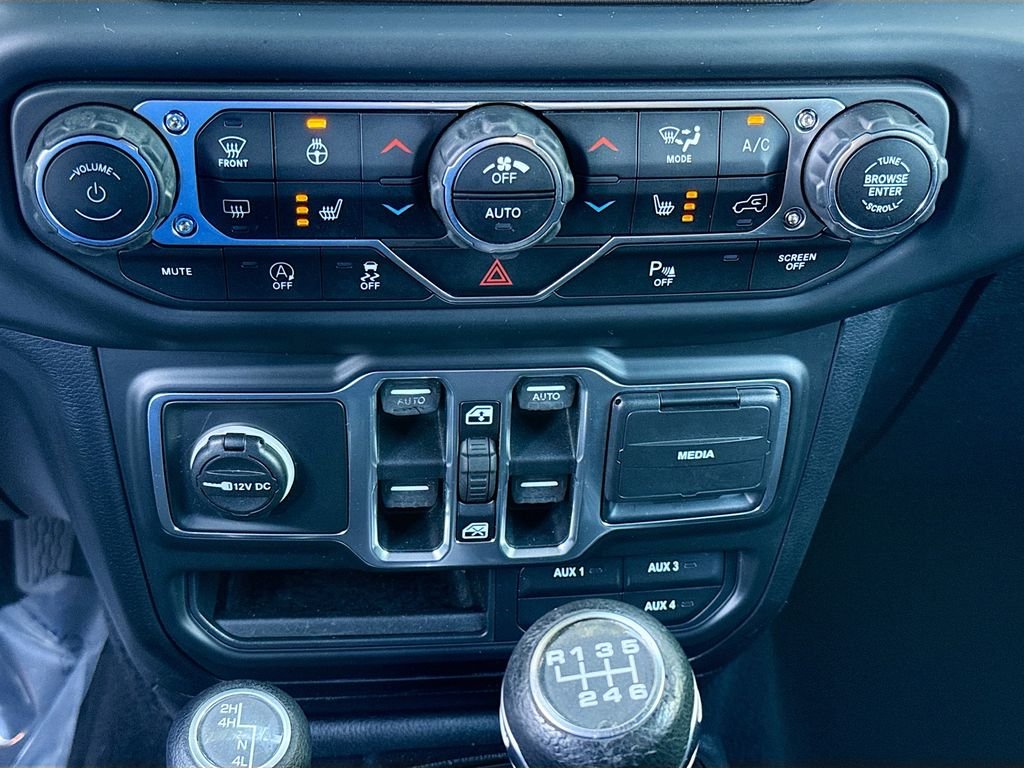 Used 2018 Granite Crystal Metallic Clearcoat Jeep Sahara image 16