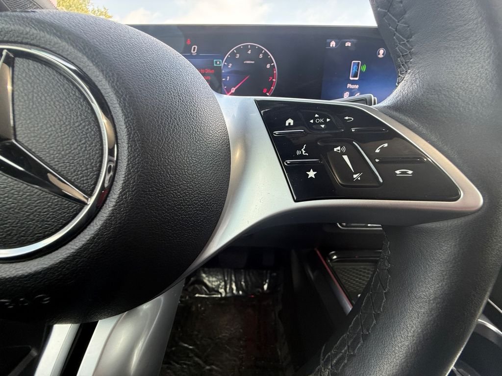 Used 2025 Black Mercedes-Benz GLB 250 image 23