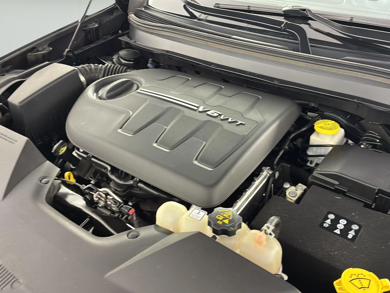 Used 2020 Diamond Black Crystal Pearlcoat Jeep Latitude image 12