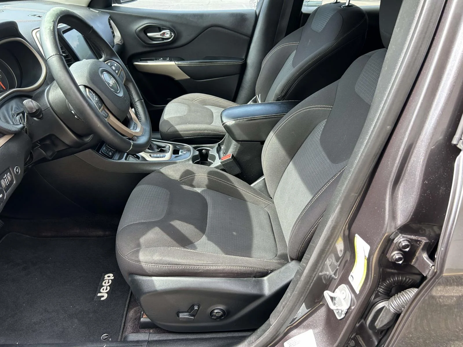 Used 2017 Gray Jeep Latitude FWD image 11