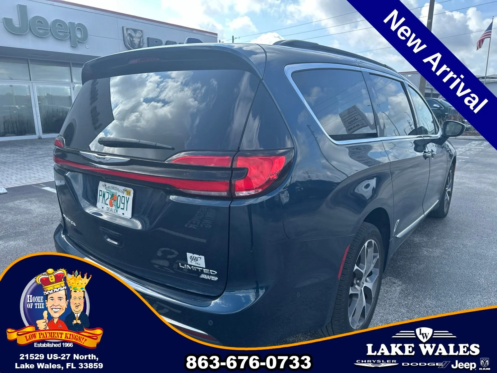 Used 2022 Blue Chrysler Limited image 3