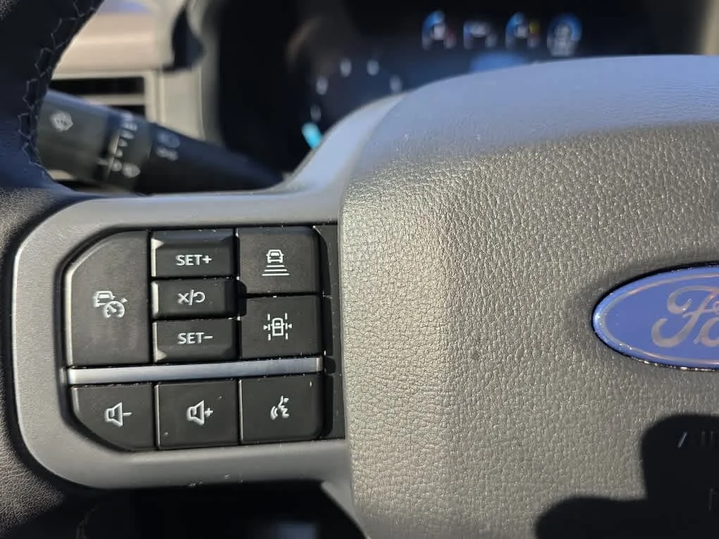 Used 2025 Agate Black Metallic Ford XLT image 28