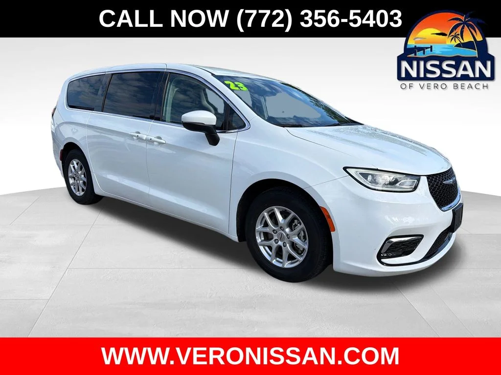 2023 Chrysler Pacifica Touring L's photo