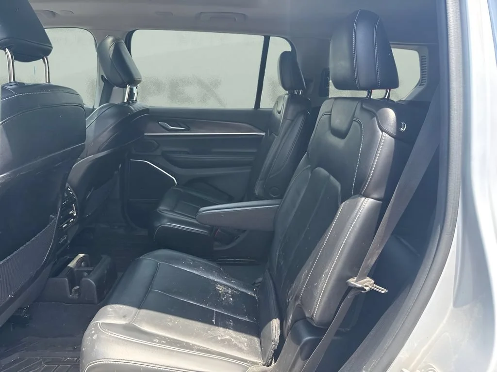 Used 2022  Jeep Limited image 9