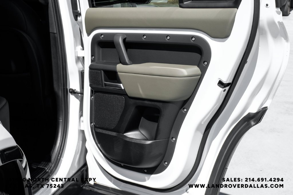 Used 2025 White Land Rover X-Dynamic SE image 53