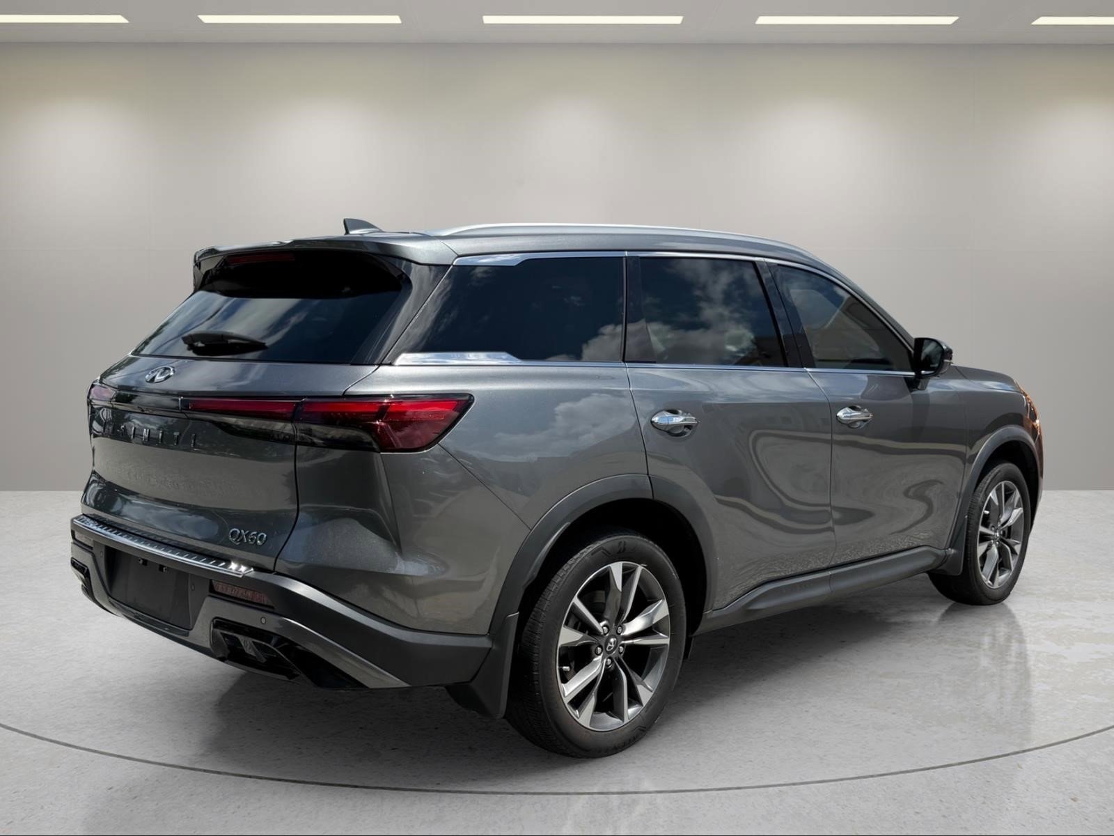 Used 2023 Graphite Shadow INFINITI LUXE image 5