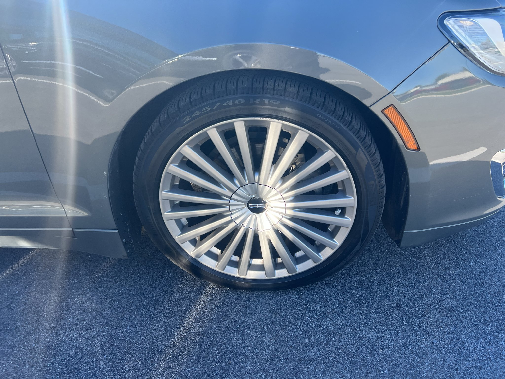 Used 2017 Jade Green Metallic Lincoln Reserve image 4