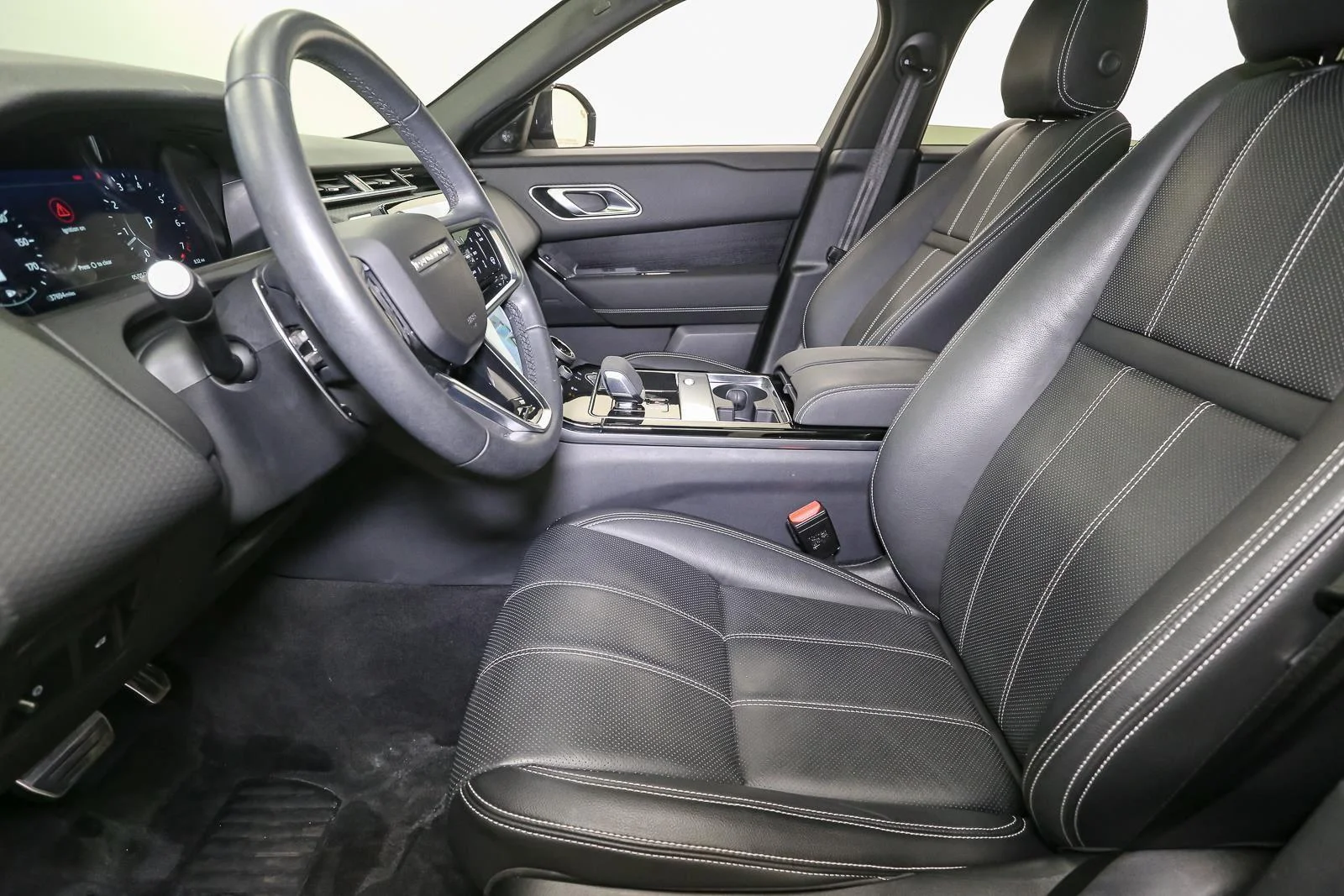 Used 2023 Fuji White Land Rover R-Dynamic S image 45