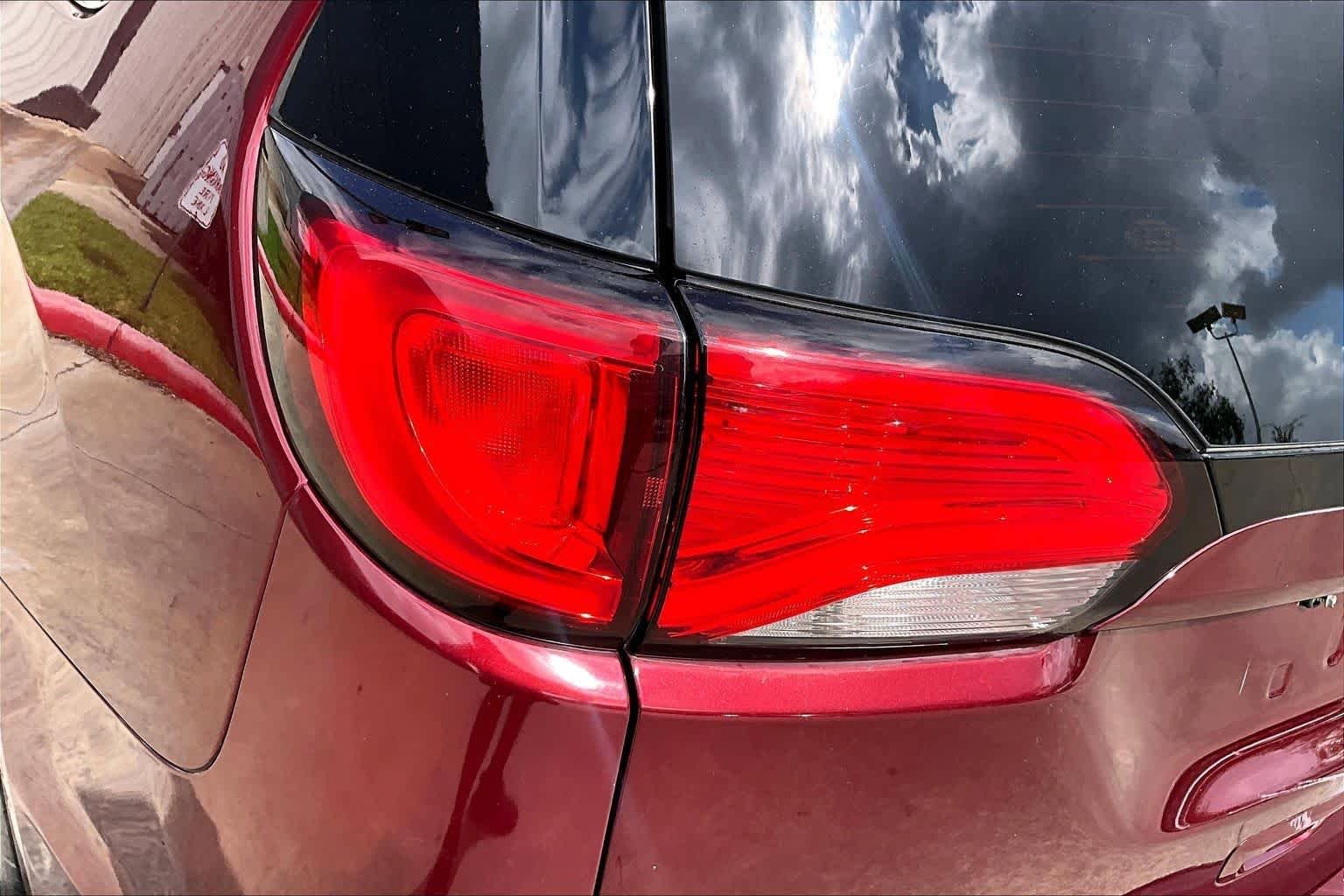 Used 2018 Velvet Red Pearlcoat Chrysler Limited image 27