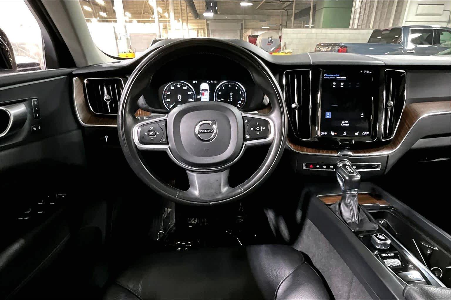 Used 2021 Onyx Black Metallic Volvo Momentum image 6