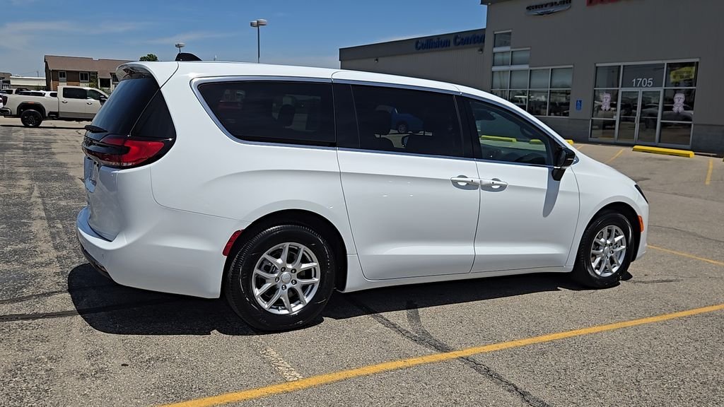 New 2027 Bright White Clear-Coat Exterior Paint Chrysler Select image 38
