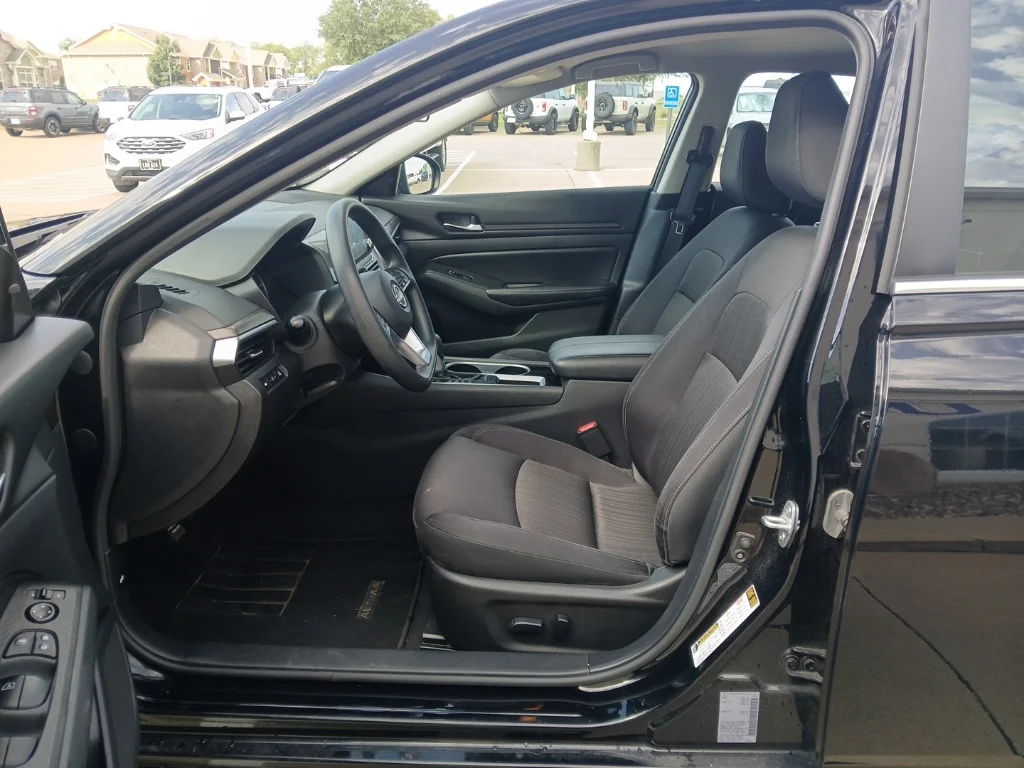 Used 2024 Super Black Nissan 2.5 SV image 11
