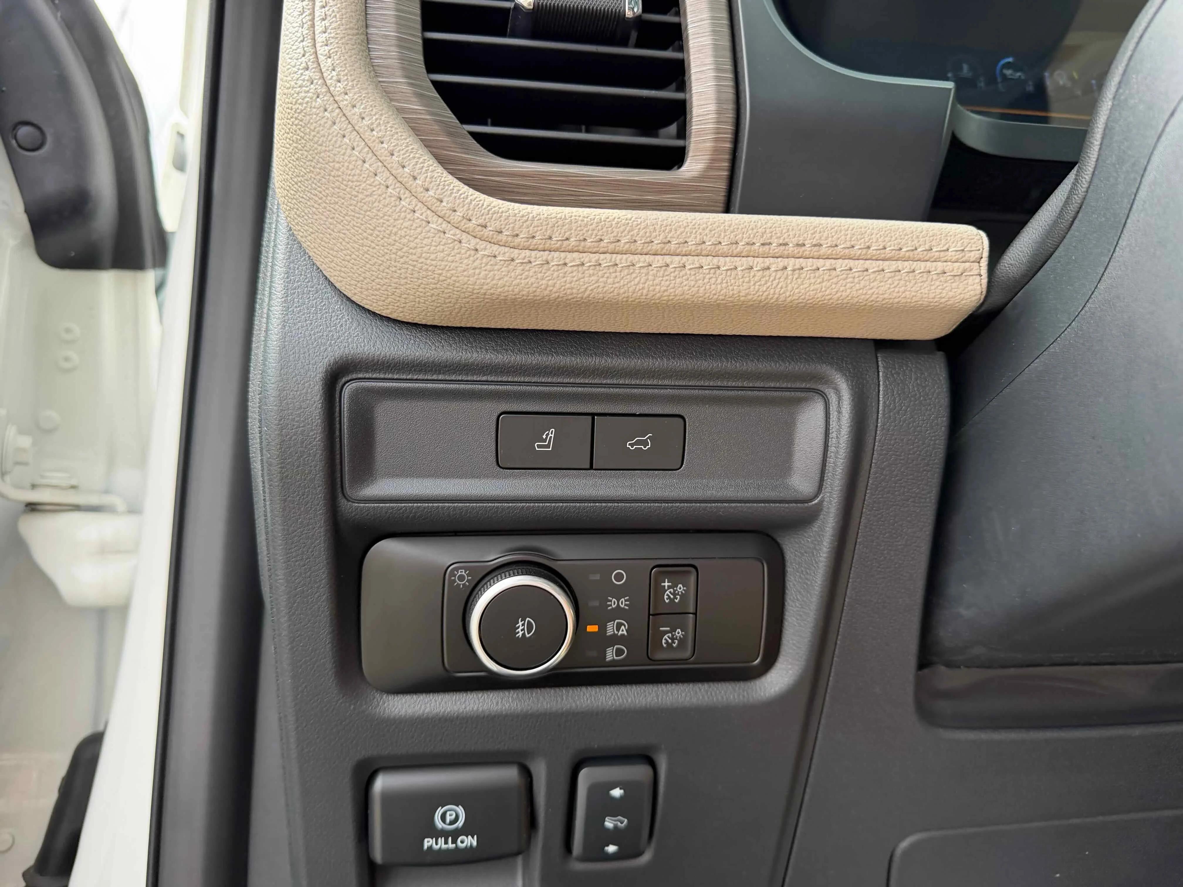 Used 2023 White Metallic Ford Limited image 24