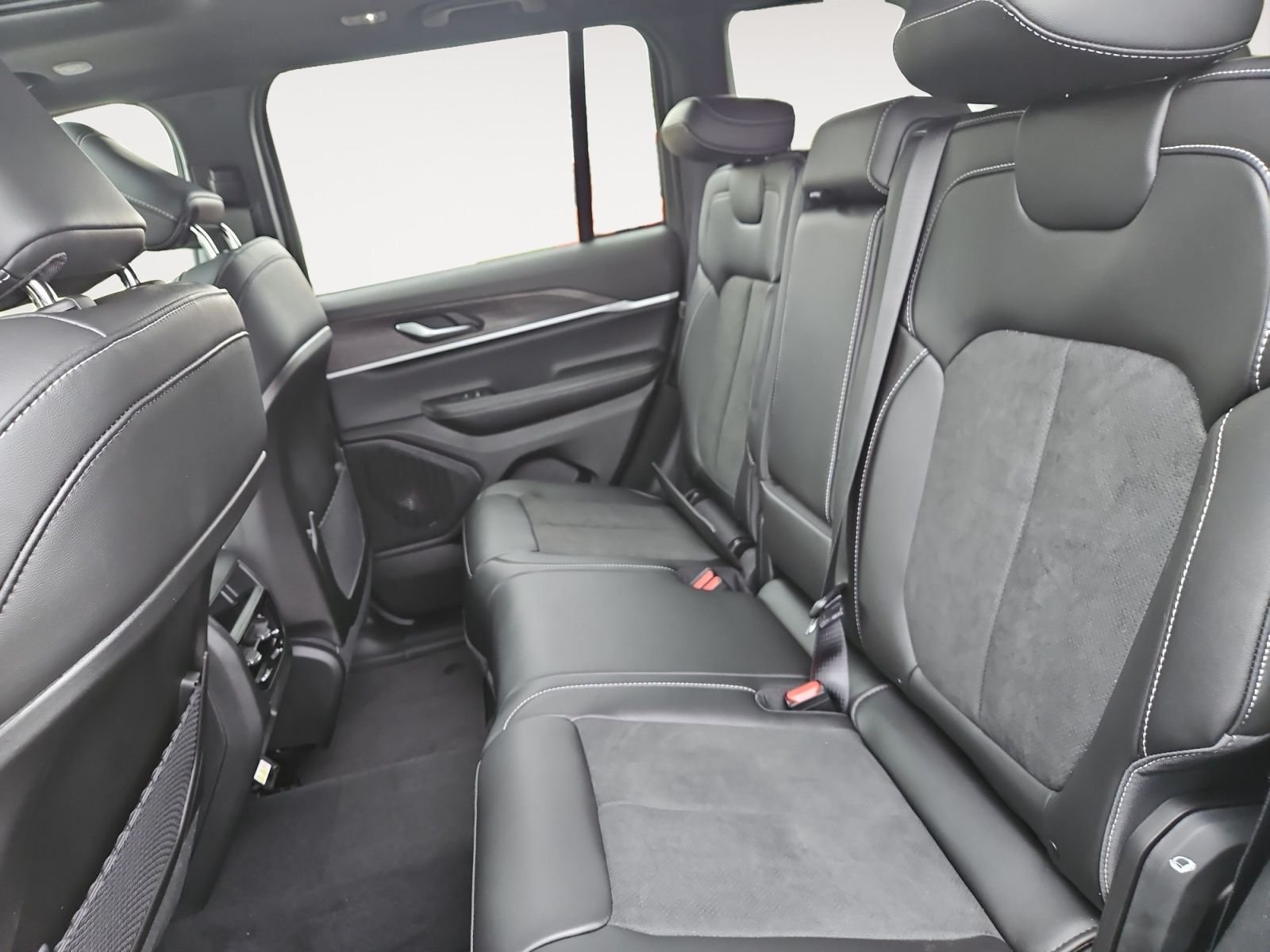 New 2026 Silver Zynith Exterior Paint Jeep Altitude image 13