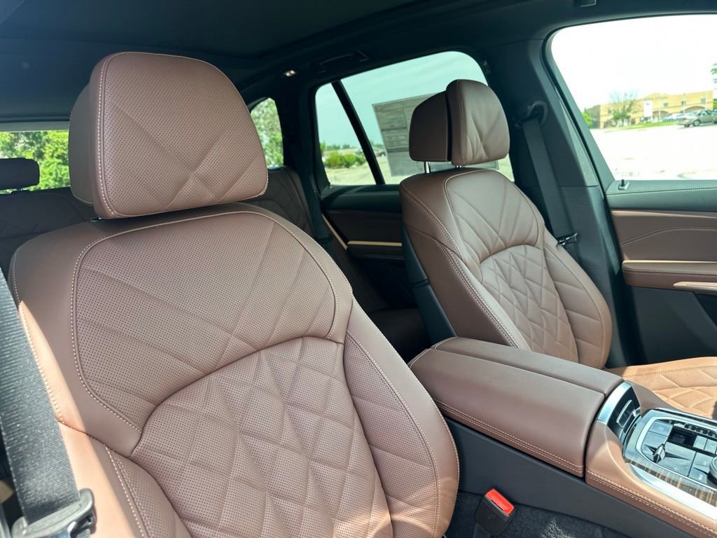 New 2026 Skyscraper Grey Metallic BMW xDrive50e image 25
