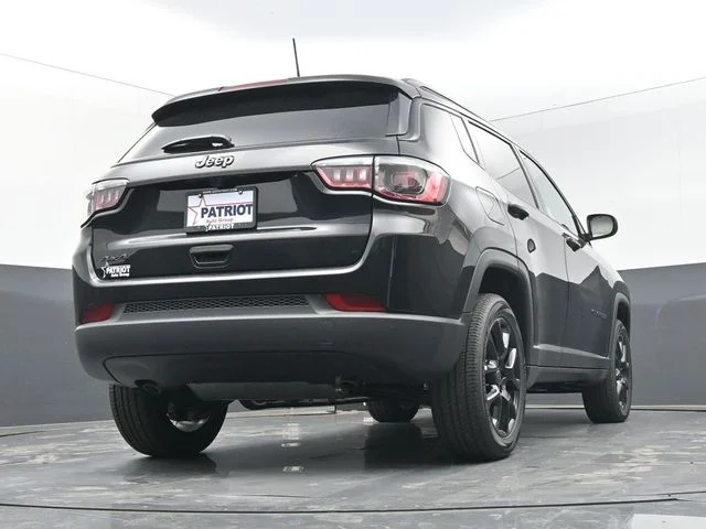 New 2026 Diamond Black Crystal Pearl-Coat Exterior Paint Jeep Latitude image 46