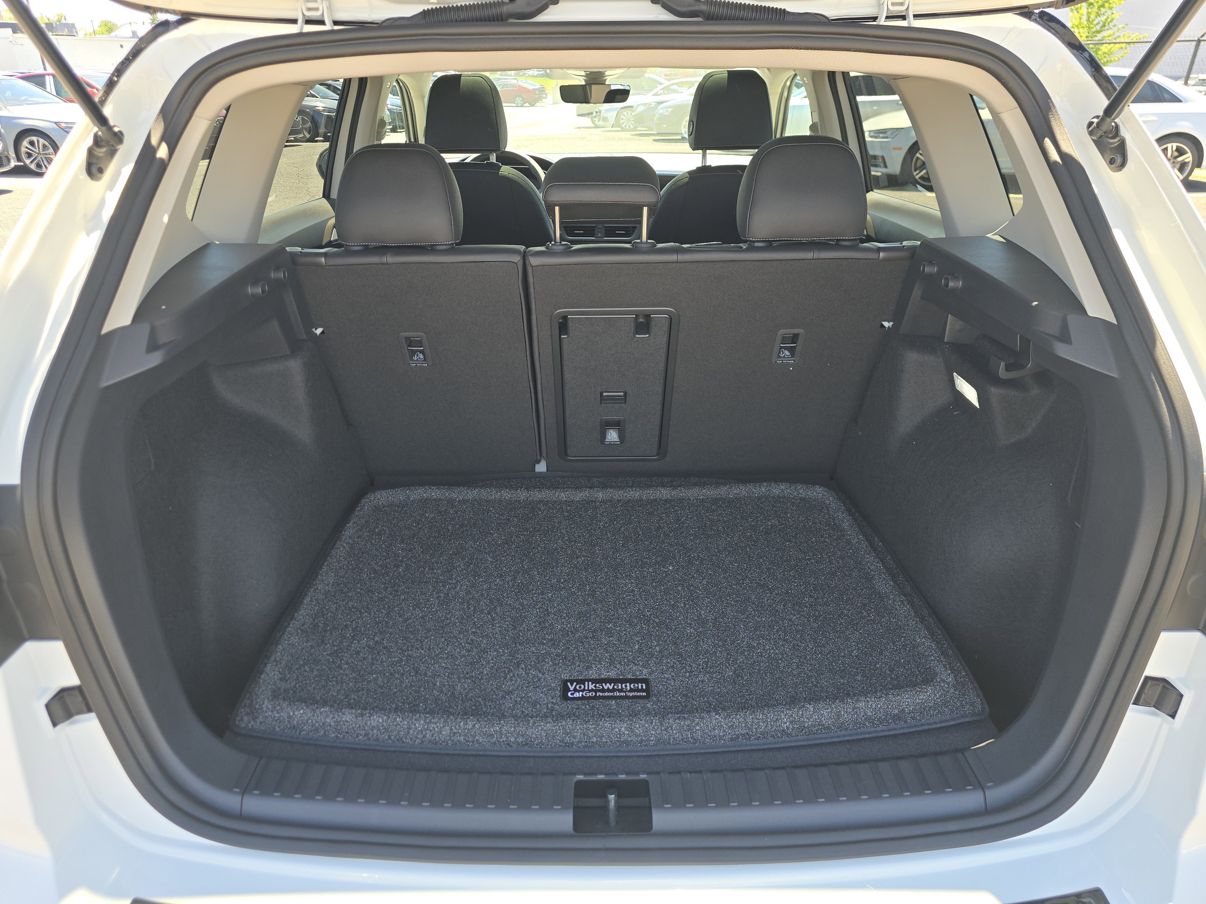 New 2026 Pure White w/Deep Black Roof Volkswagen SE Black image 16