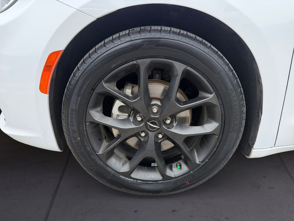 Used 2025 White Chrysler Limited image 9