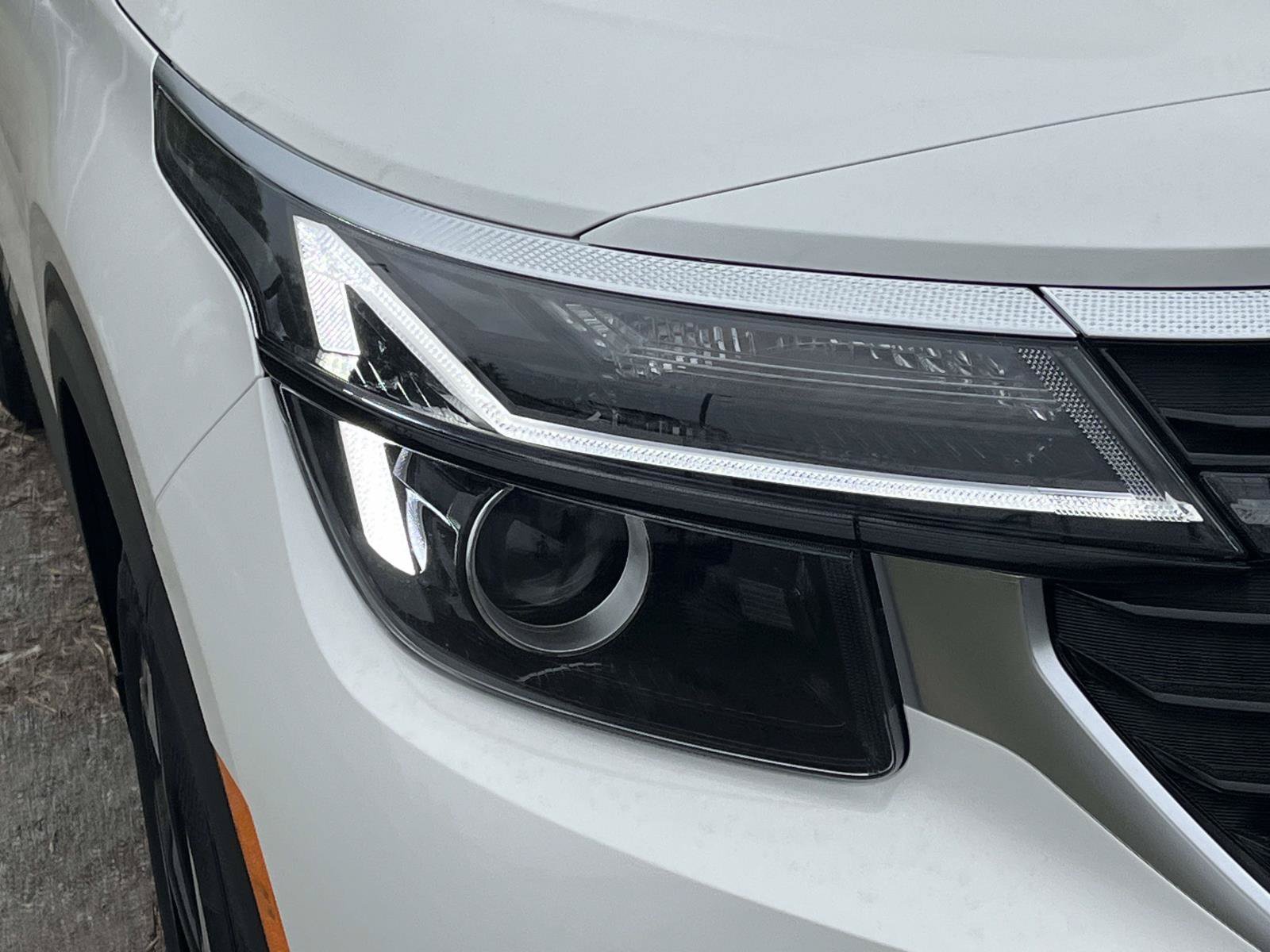 New 2026 Snow White Pearl Kia EX image 9