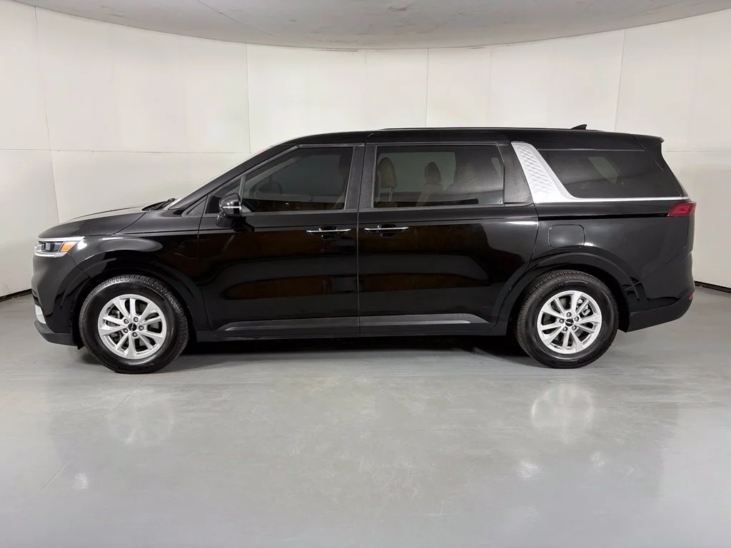 Used 2022 Black Kia LXS image 5