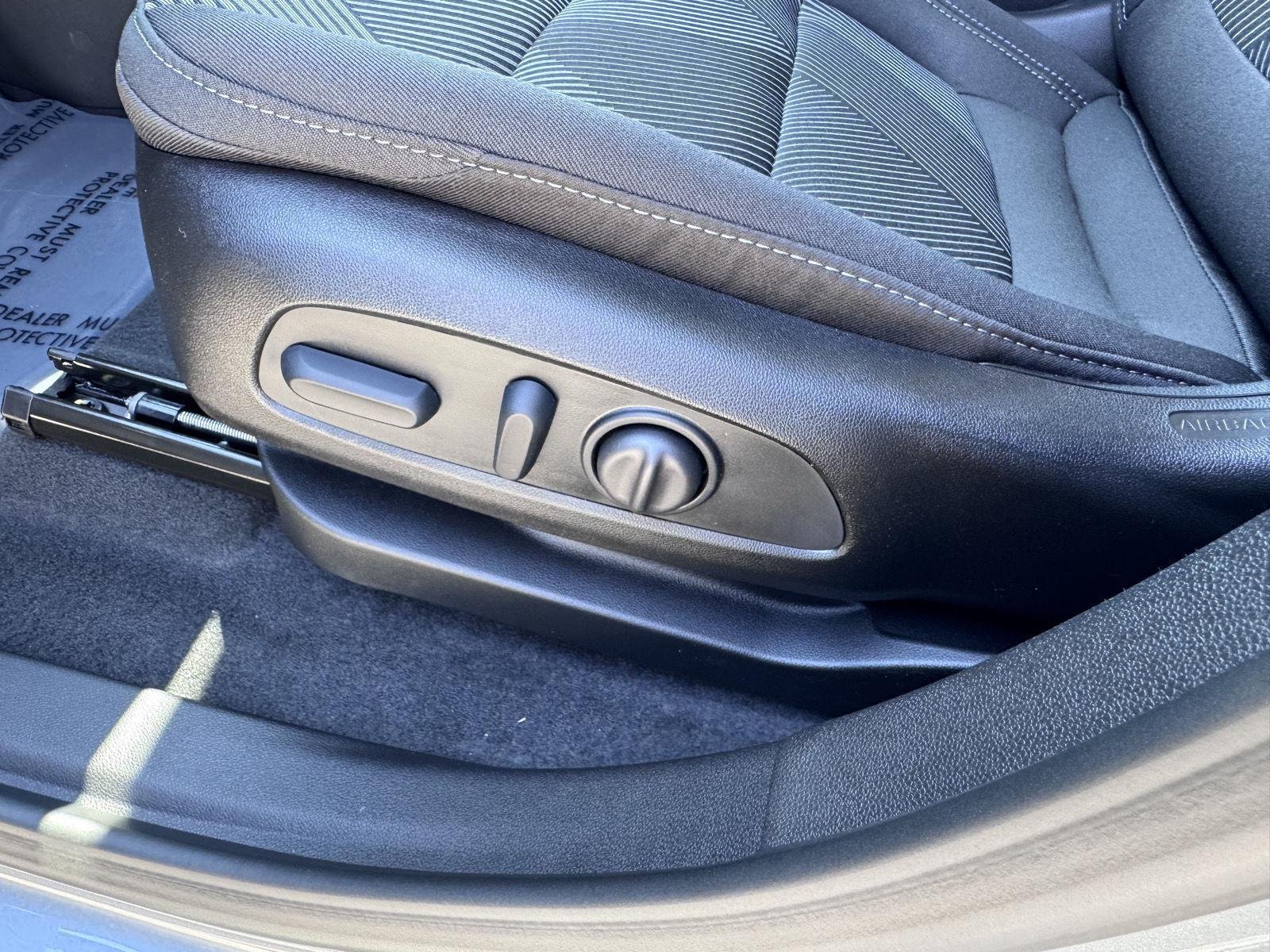 2027 Chevrolet Bolt LT - Photo 7