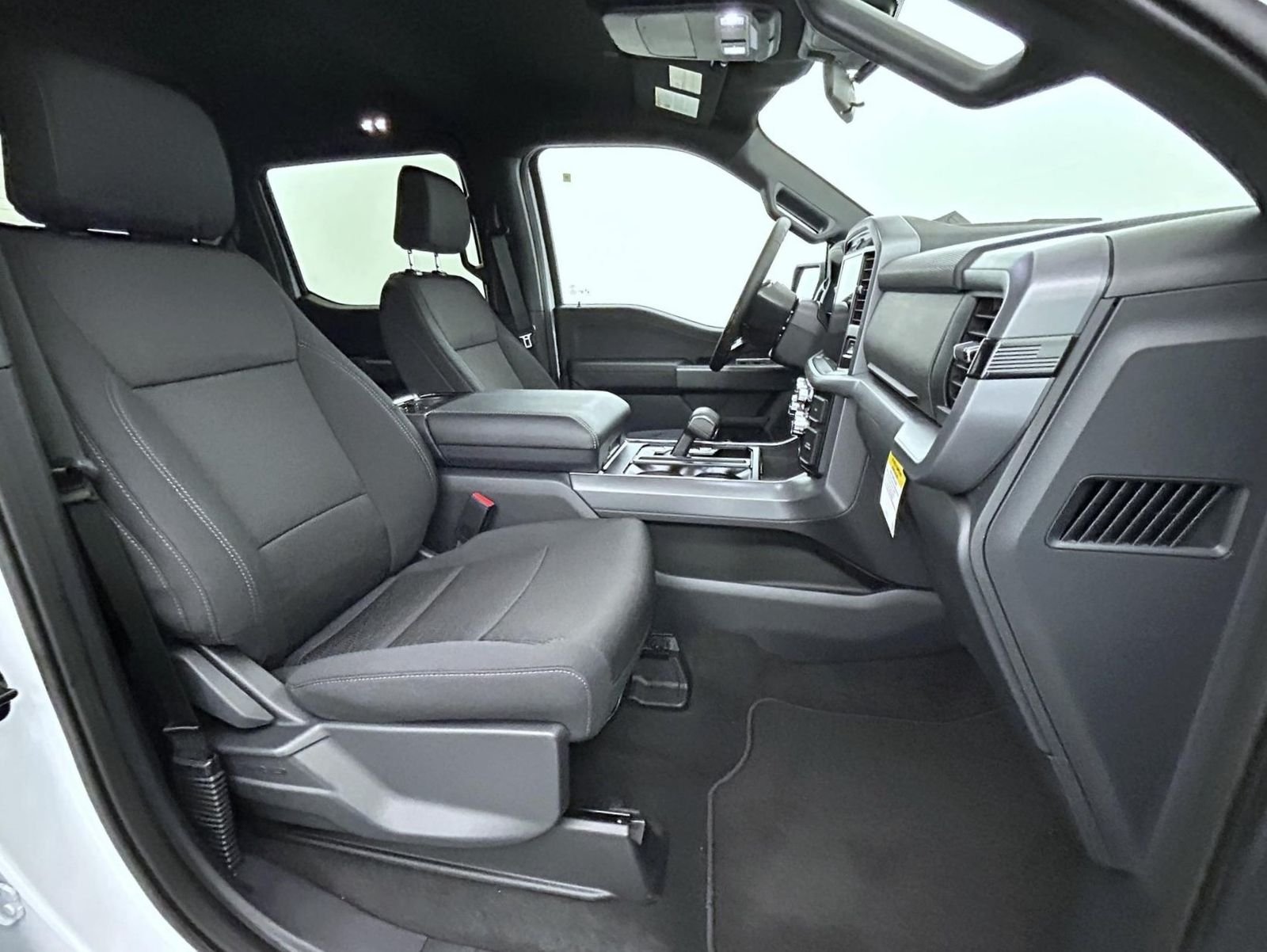 New 2026 Oxford White Ford XLT image 15
