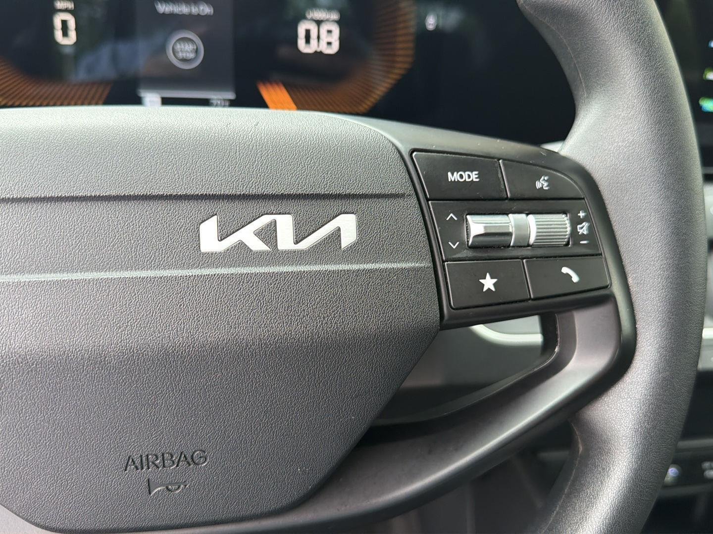 Used 2025 Snow White Pearl Kia LXS image 21